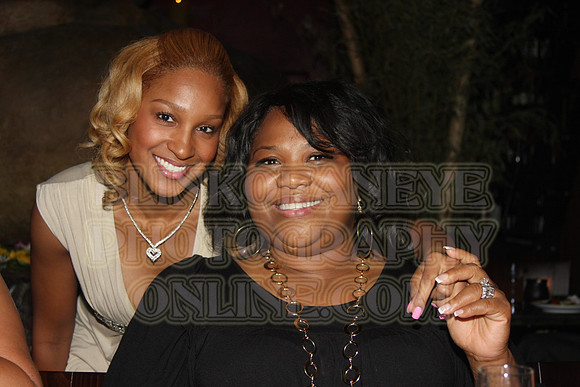 OLIVIA & MONA