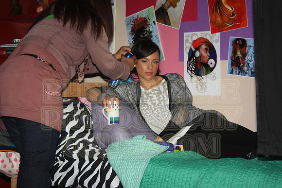 ALICIA KEYS HAIRSTYLIST TIPPI SHORTER TOUCHING MS. KEYS UP!!
