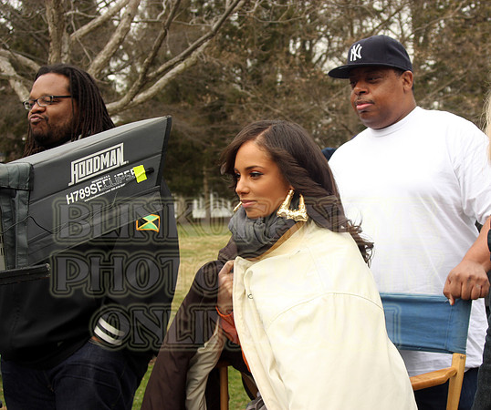 JEFF ROBINSON GIVES HIS JACKET TO KEEP ALICIA KEYS WARM ON SET...WHAT A GENTLEMAN!!