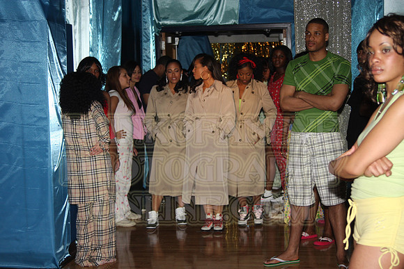ALICIA KEYS & DANCERS DURING THE "DOIN' THA BUTT" SCENE